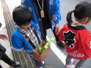 竹屋饅頭をもらってご満悦のようです。