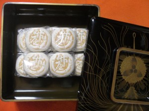 薬玉の菓子器に盛って