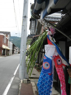 菖蒲とよもぎを結わえ、屋根に乗せます