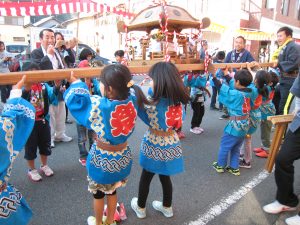 子供神輿も元気よく