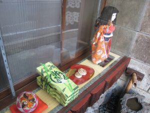 蛤の菓子器に竹屋饅頭、市松人形と一緒に