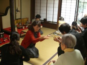 お雛さまに囲まれて「お茶をどうぞ」 