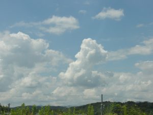 お盆過ぎても入道雲がわく夏空のようです