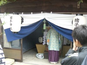 朝　亥ノ子神社に祝詞をあげて頂きます