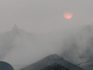 竹屋の蒸気と雲で一瞬で覆われましたが